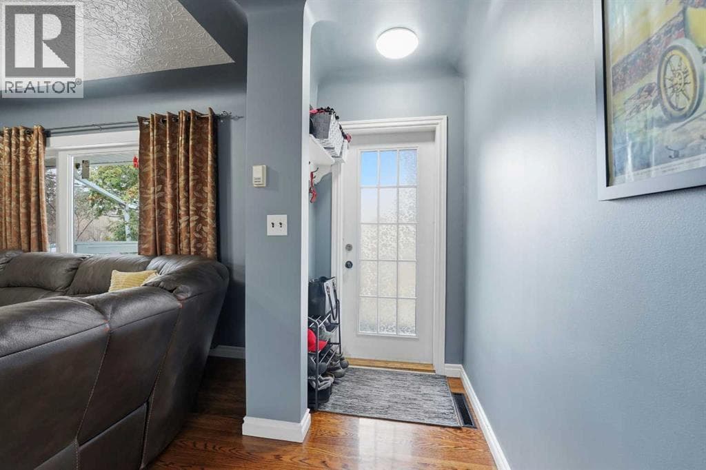 4624 49 Street — photo 3