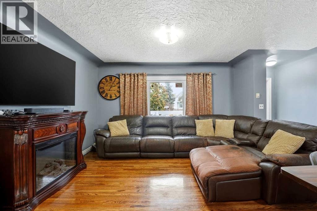 4624 49 Street — photo 5