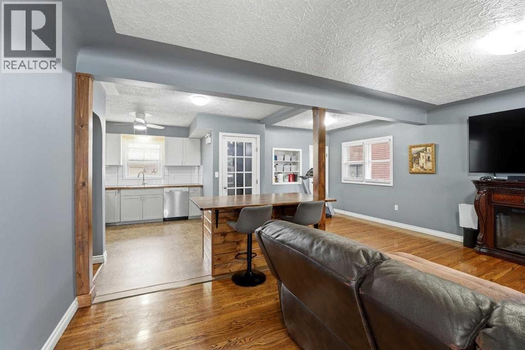 4624 49 Street — photo 4