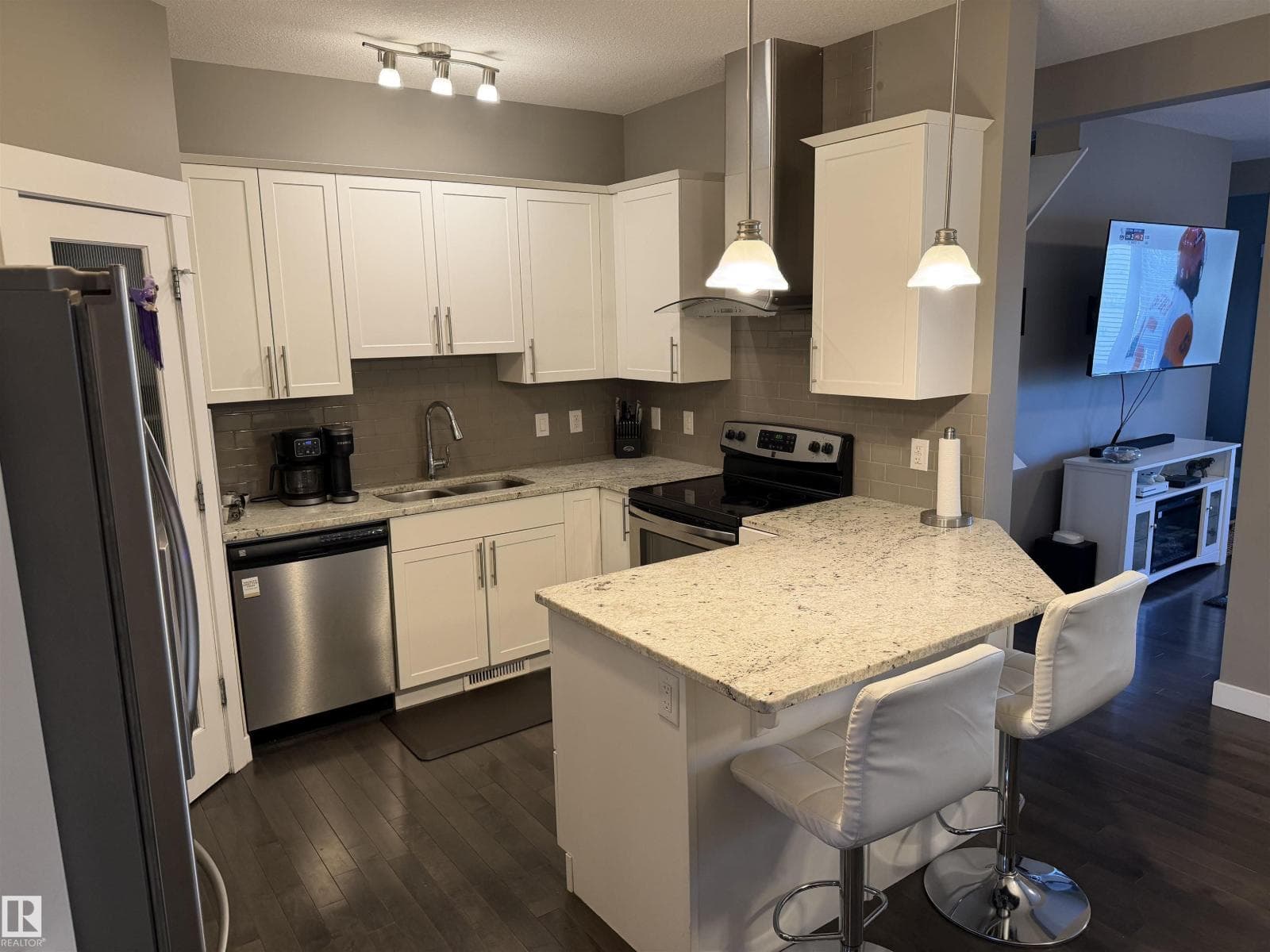 7028 174 AV NW — photo 2