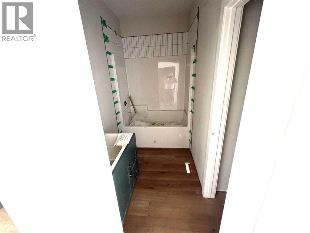 25 Ian Way — photo 3