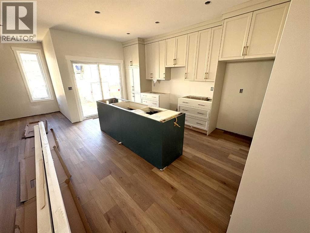 25 Ian Way — photo 2