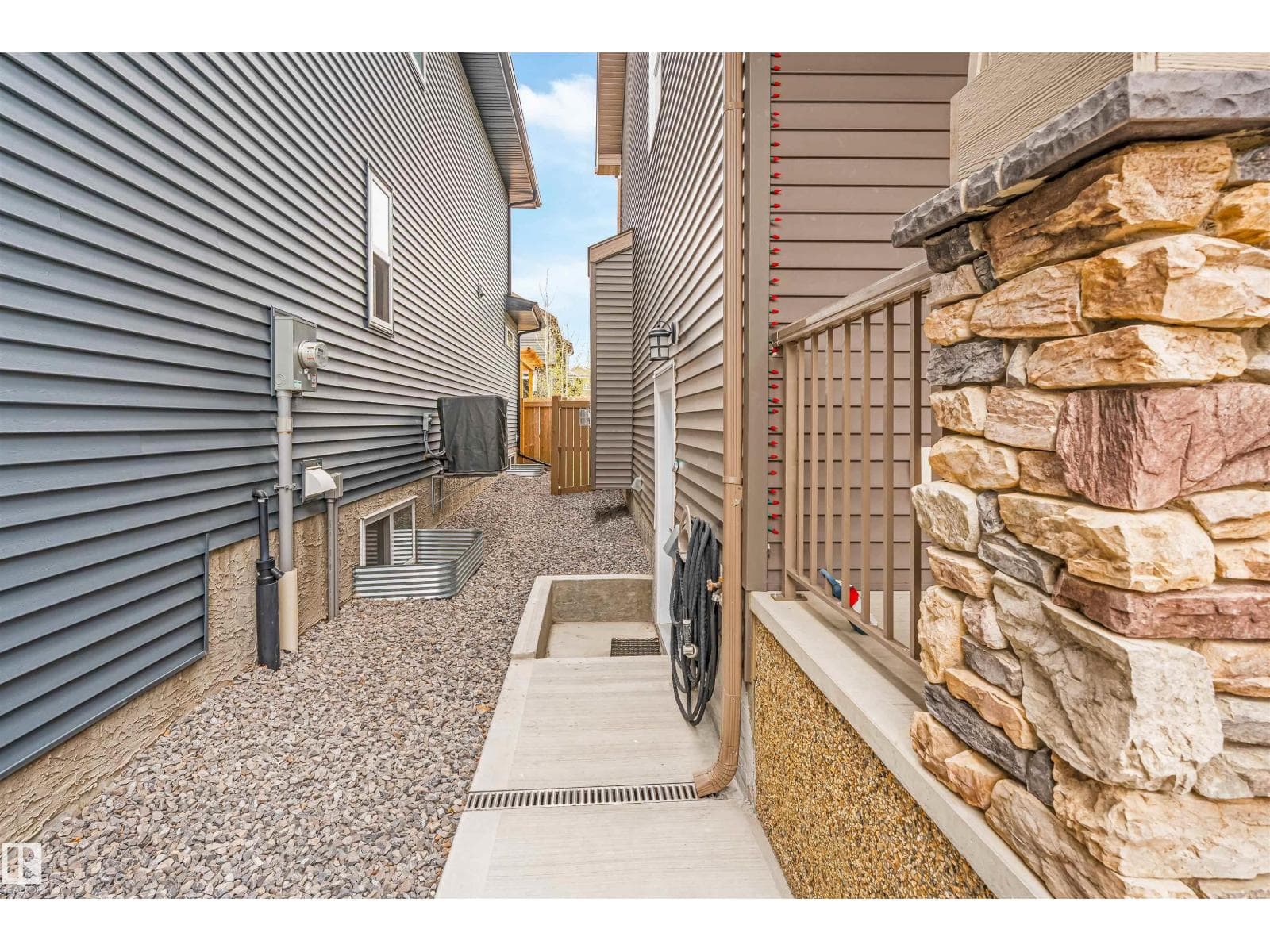 5907 19 AV SW — photo 4