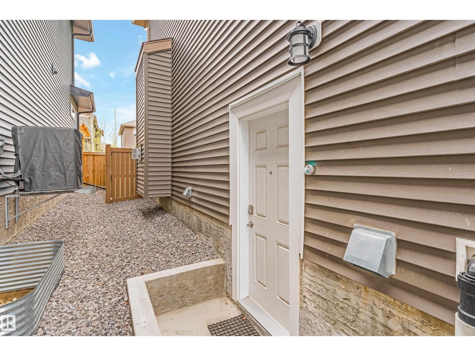 5907 19 AV SW — photo 5