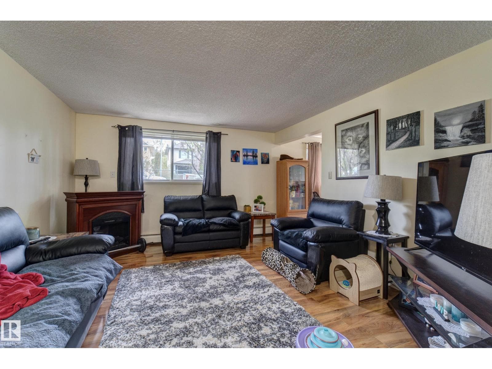 9749 88 AV NW — photo 2