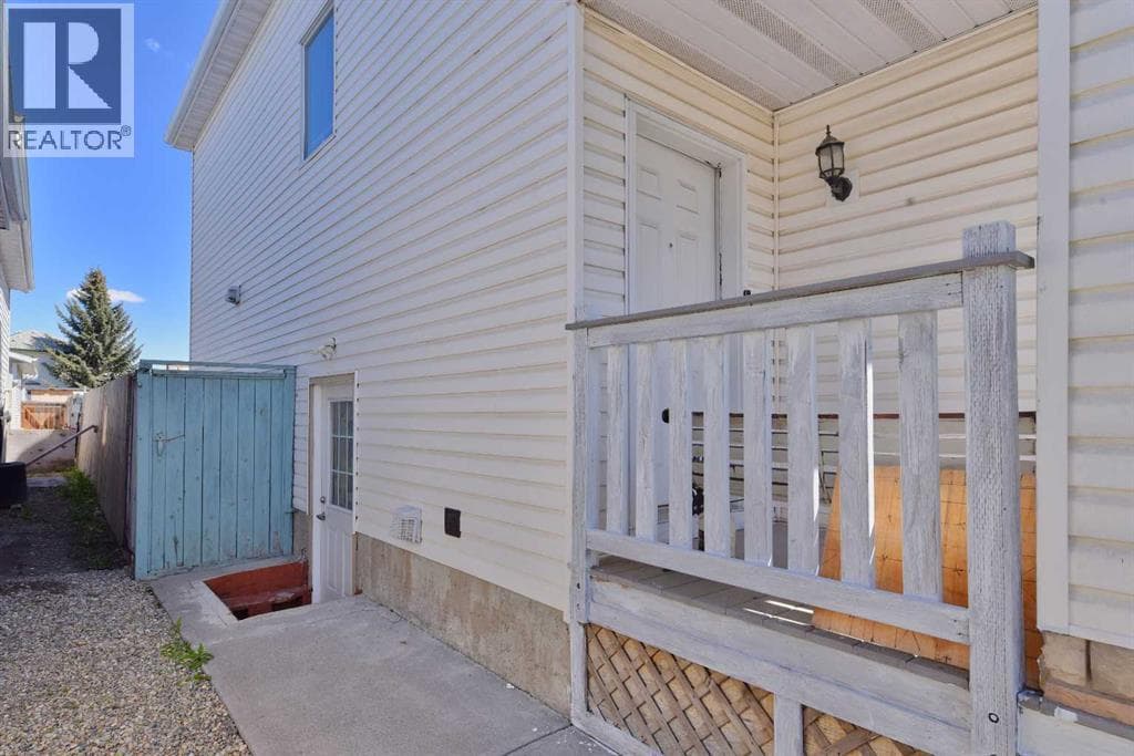 125 Costa Mesa Close NE — photo 3