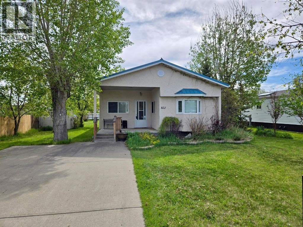822 3 Street W