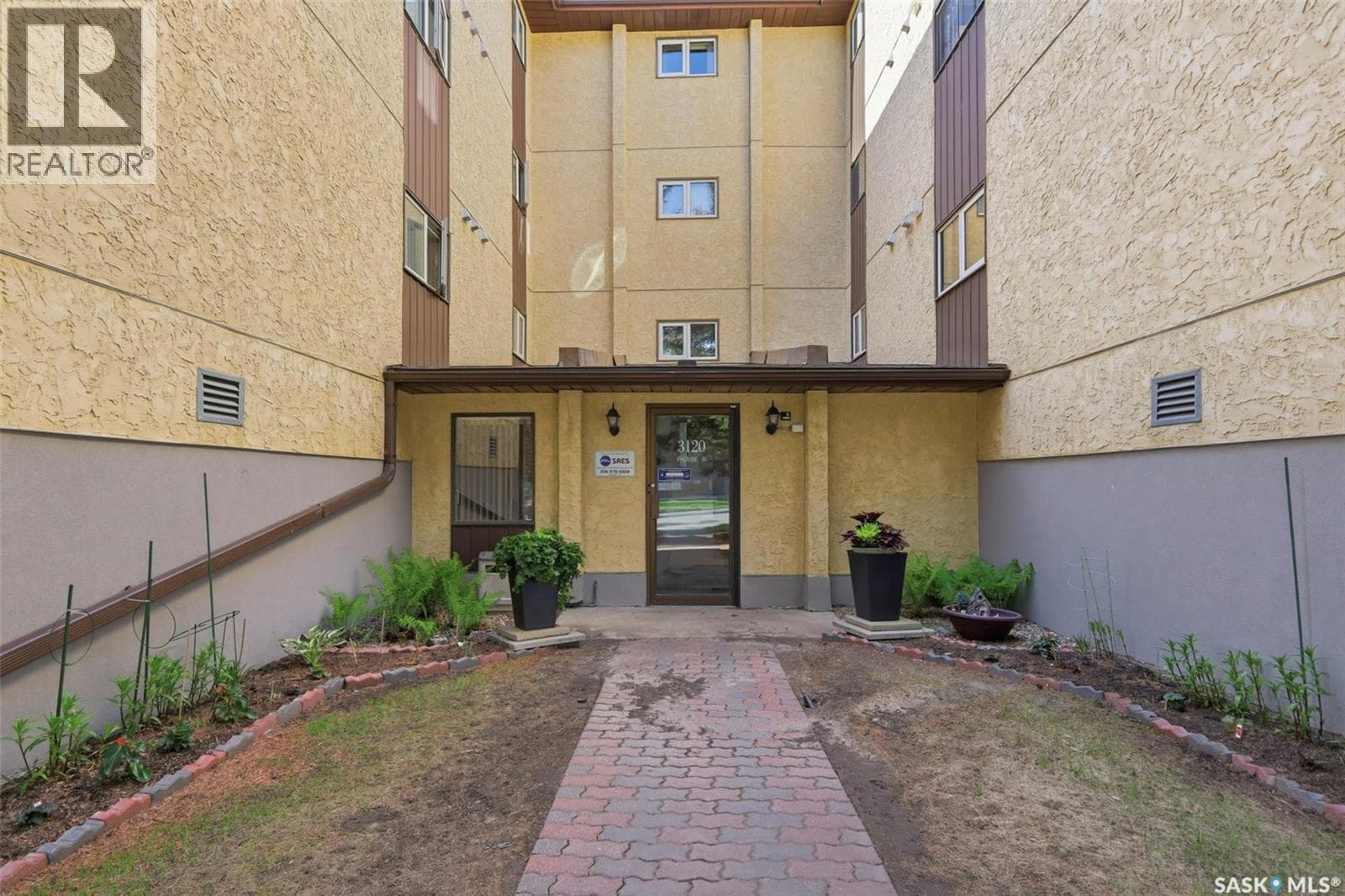 104 3120 Louise STREET — photo 5