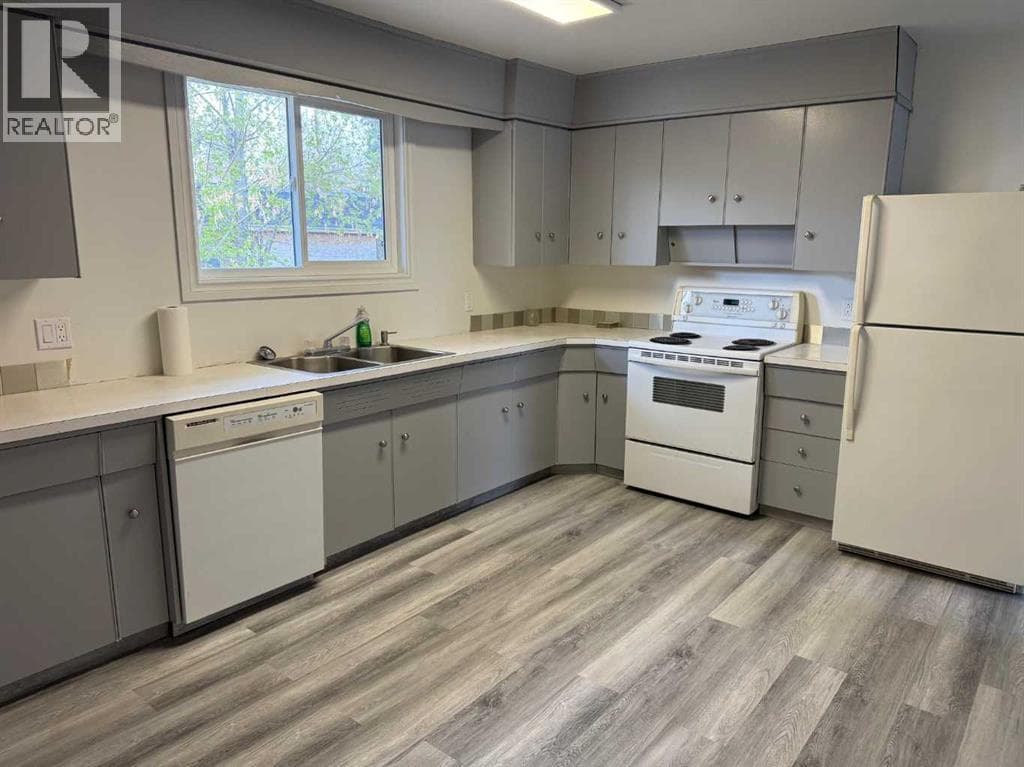 5120 45 Street — photo 2