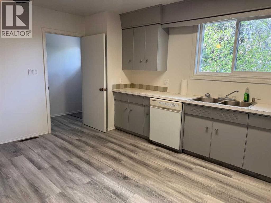 5120 45 Street — photo 3