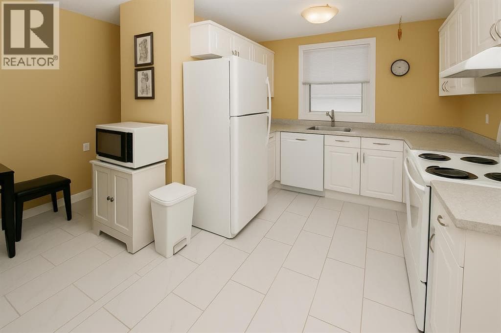 884 Rundlecairn Way NE — photo 3