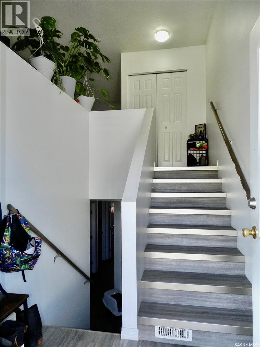 907 Ominica STREET E — photo 4
