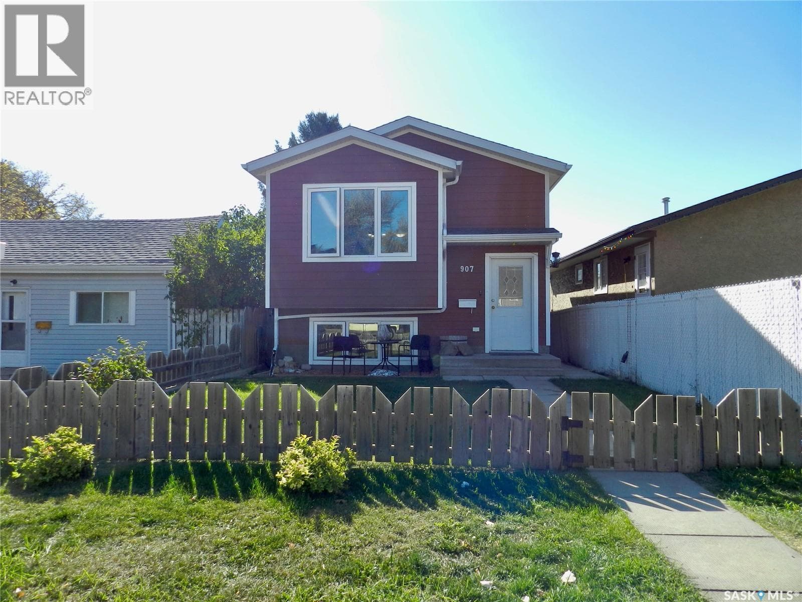 907 Ominica STREET E — photo 3