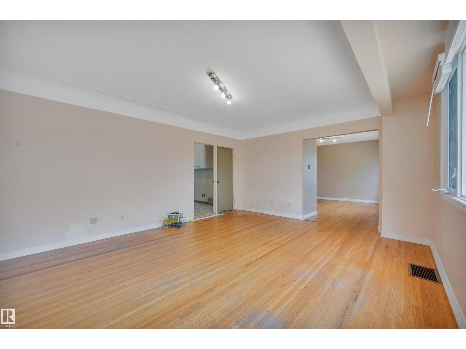 8155 79 AV NW — photo 5