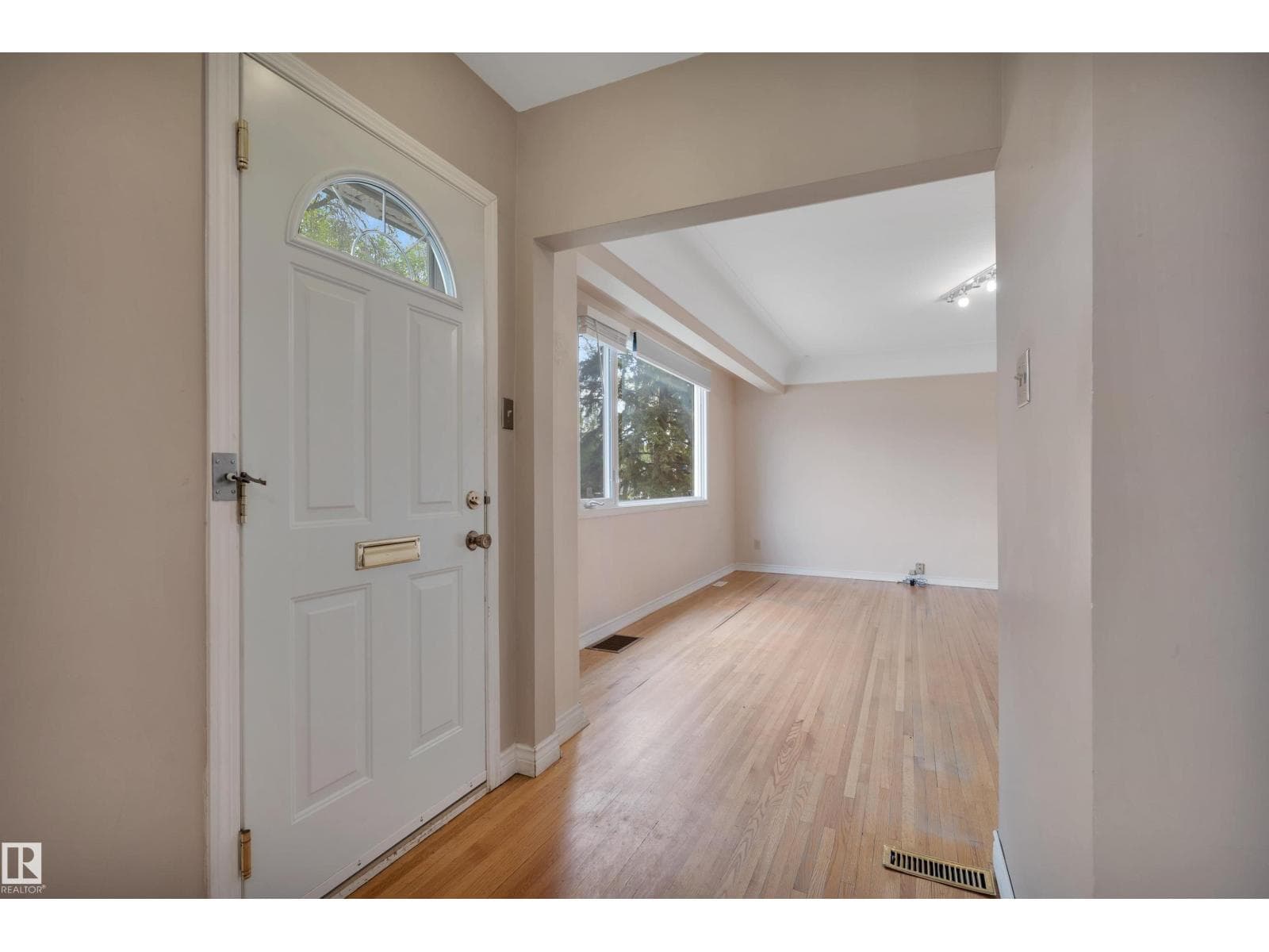 8155 79 AV NW — photo 2