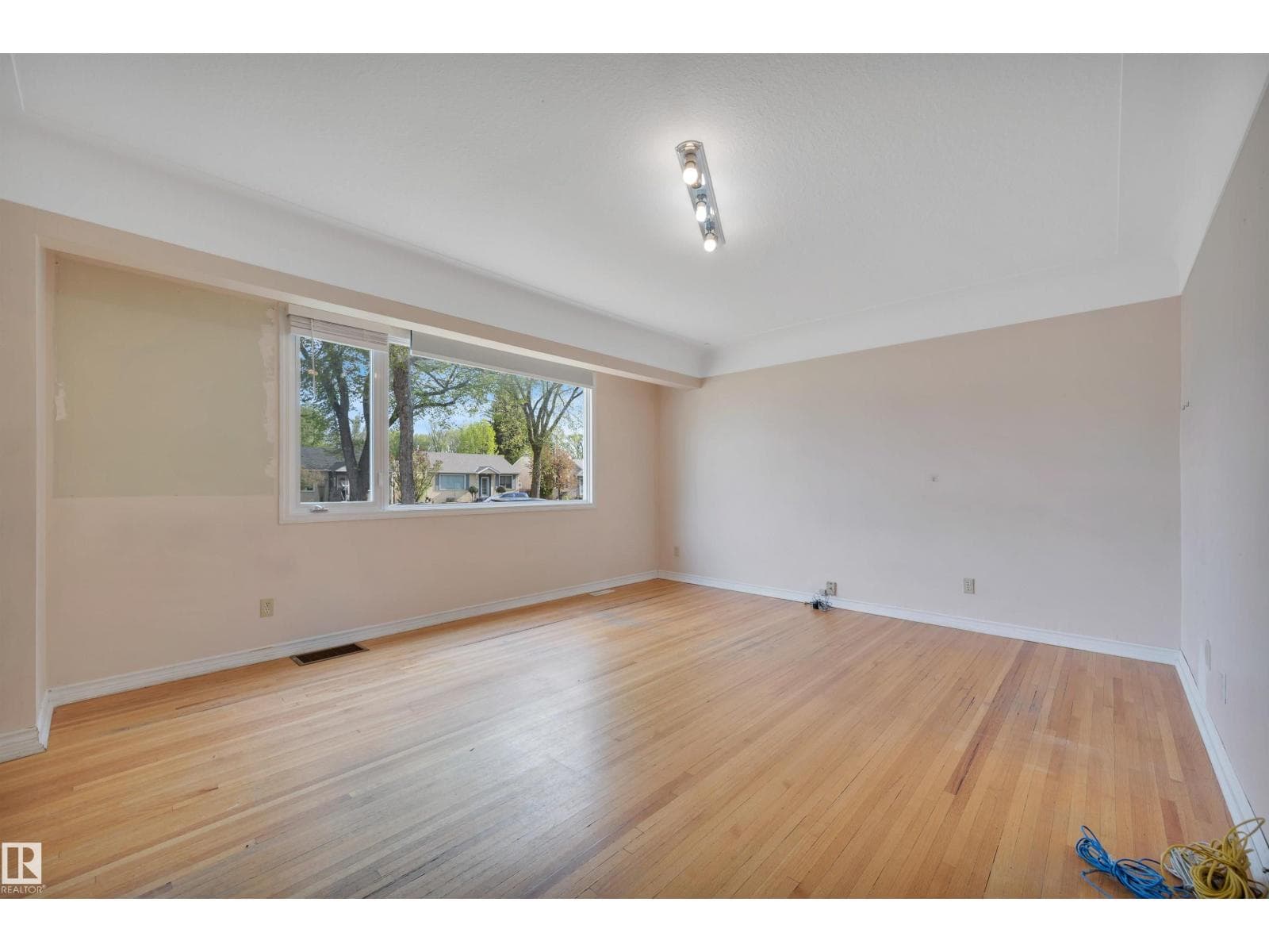 8155 79 AV NW — photo 3