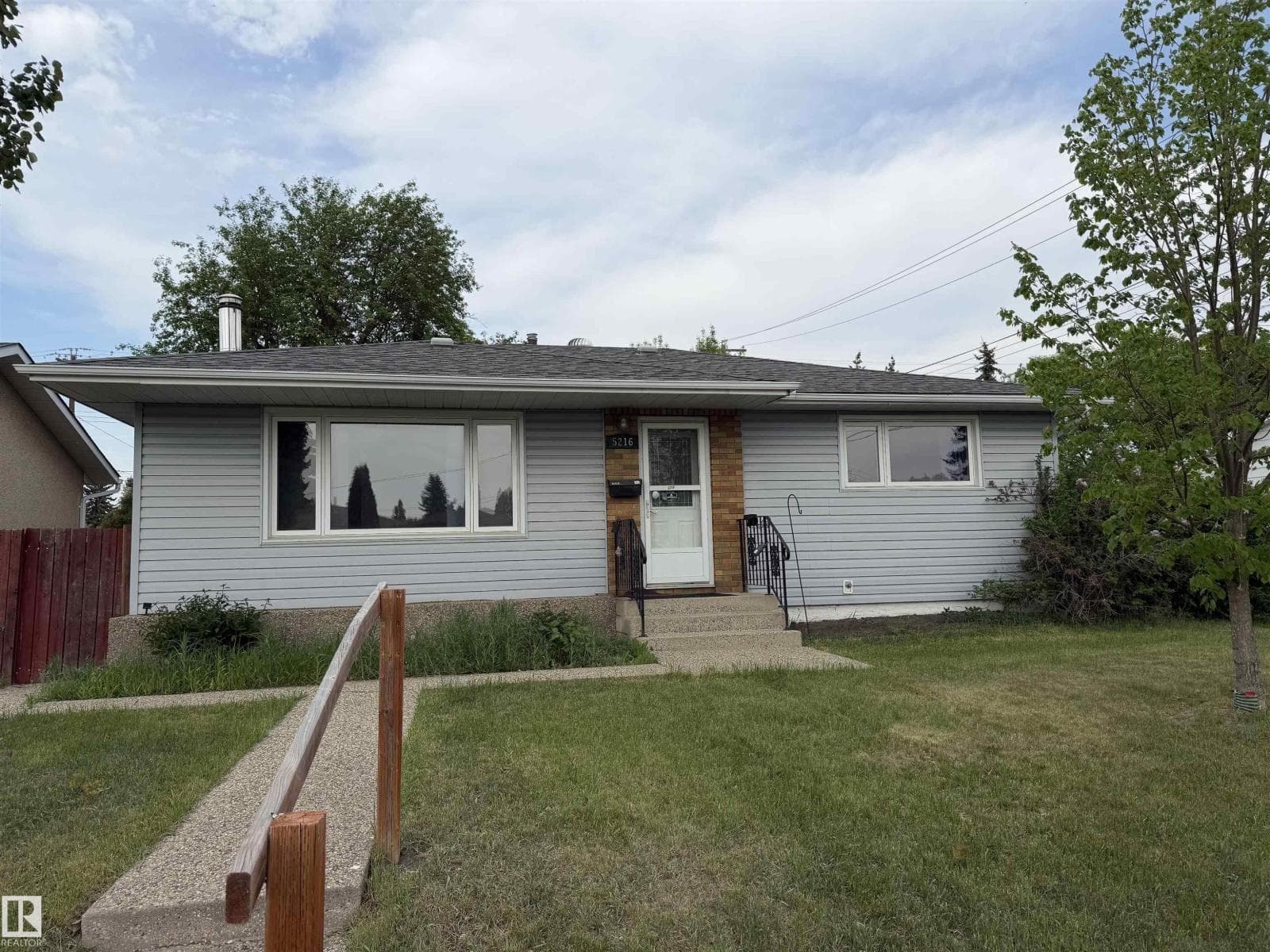 5216 89 AV NW — photo 2