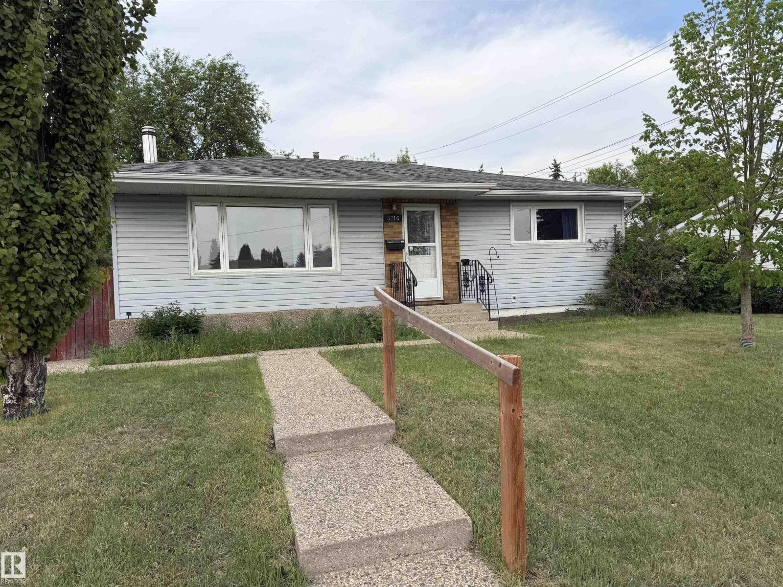 5216 89 AV NW — photo 3
