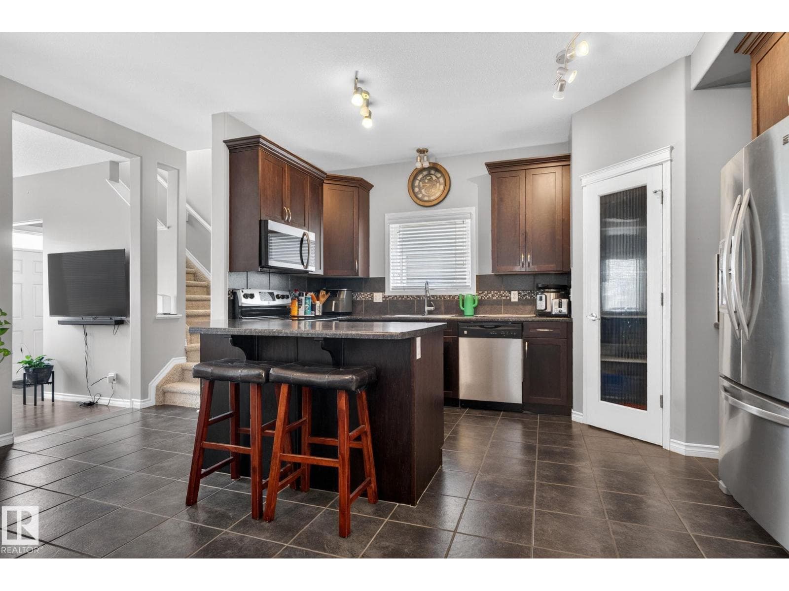 6912 22 AV SW — photo 3