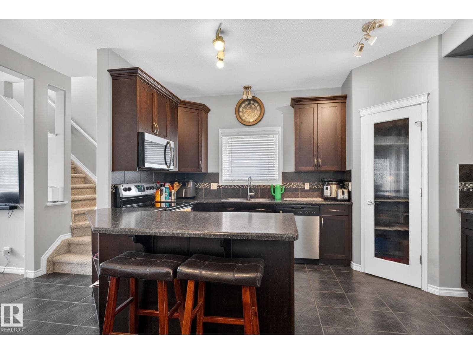 6912 22 AV SW — photo 4
