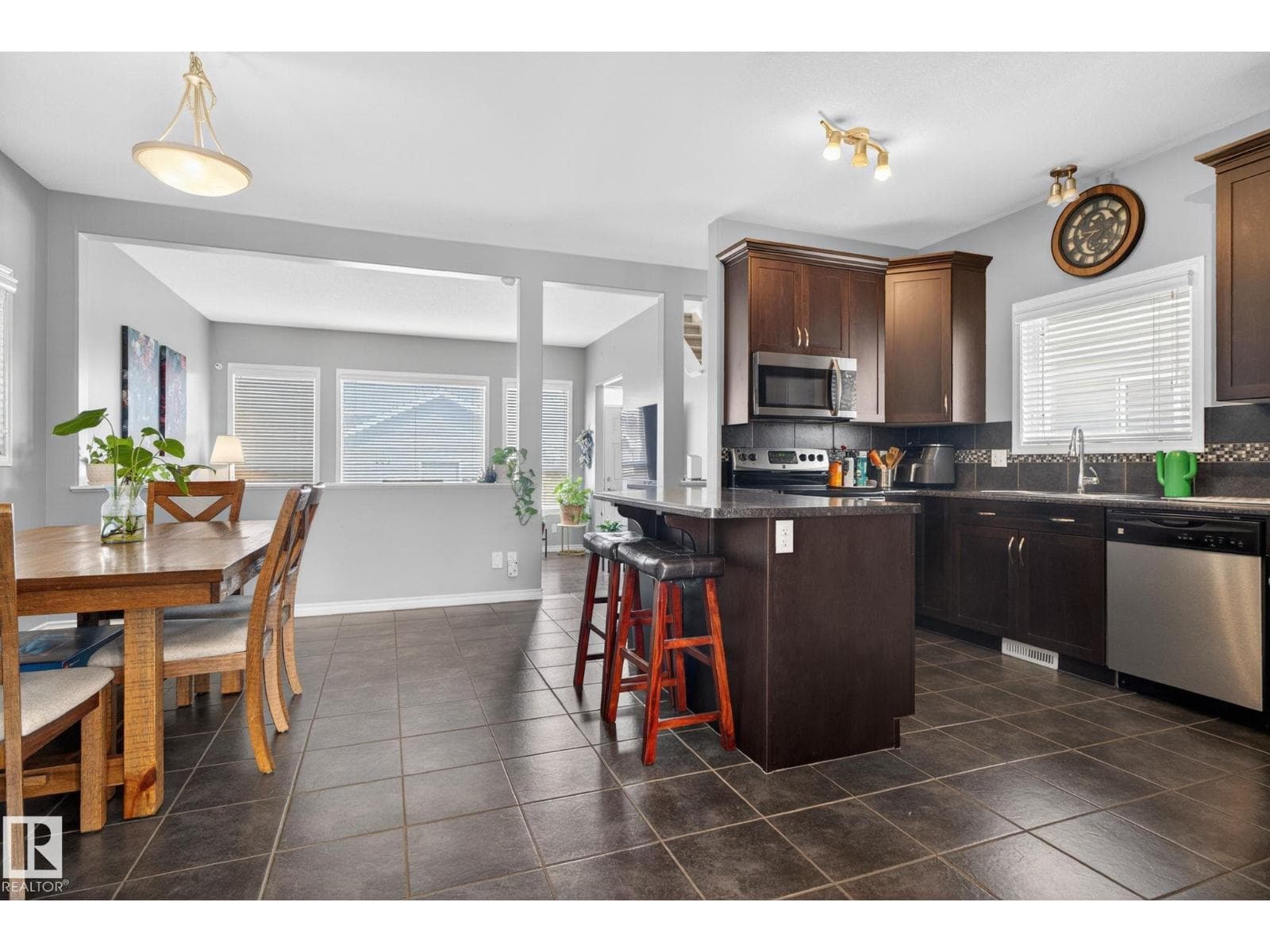 6912 22 AV SW — photo 2