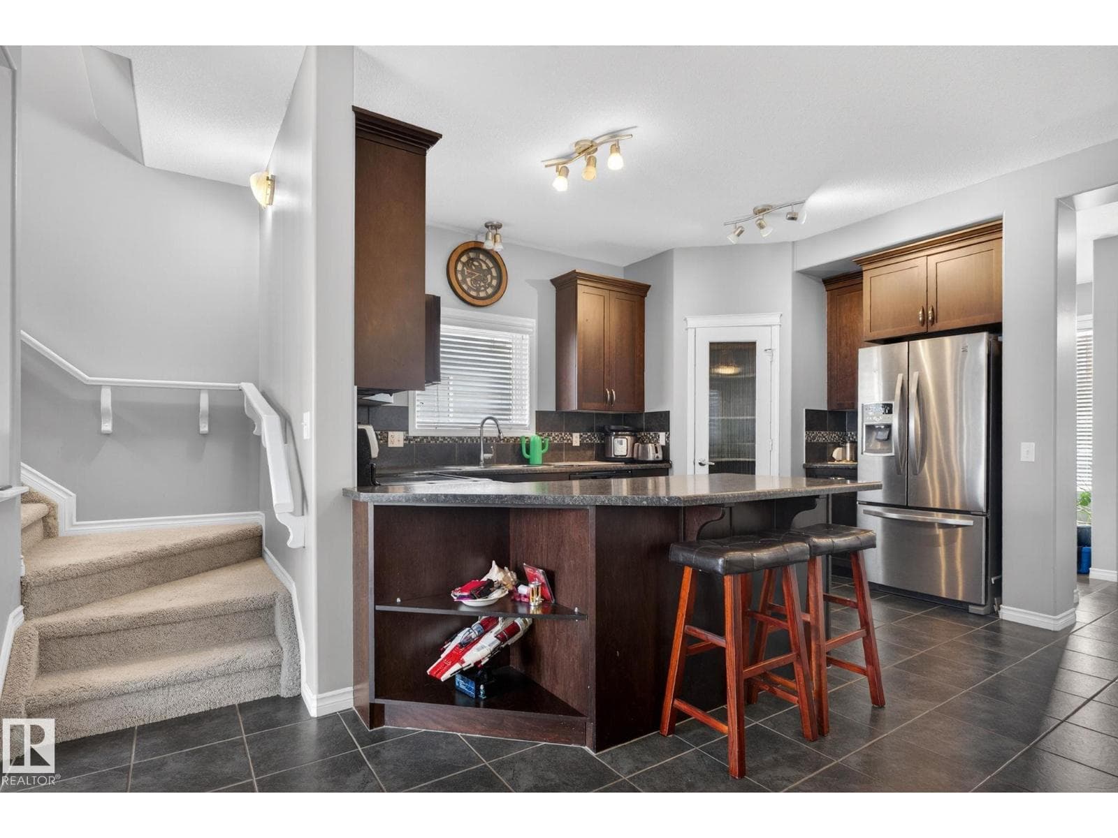 6912 22 AV SW — photo 5