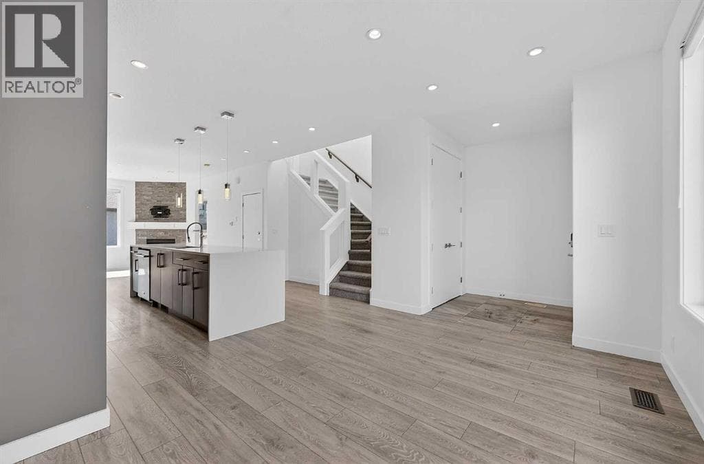 935 Regal Crescent NE photo 6