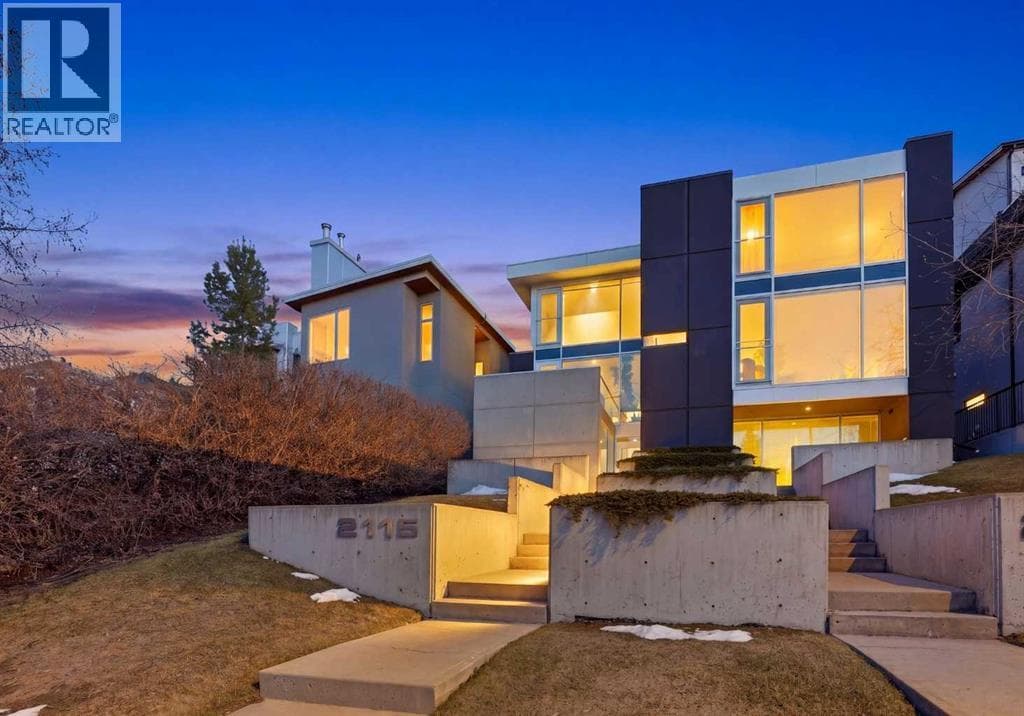 2115 29 Avenue SW — photo 2