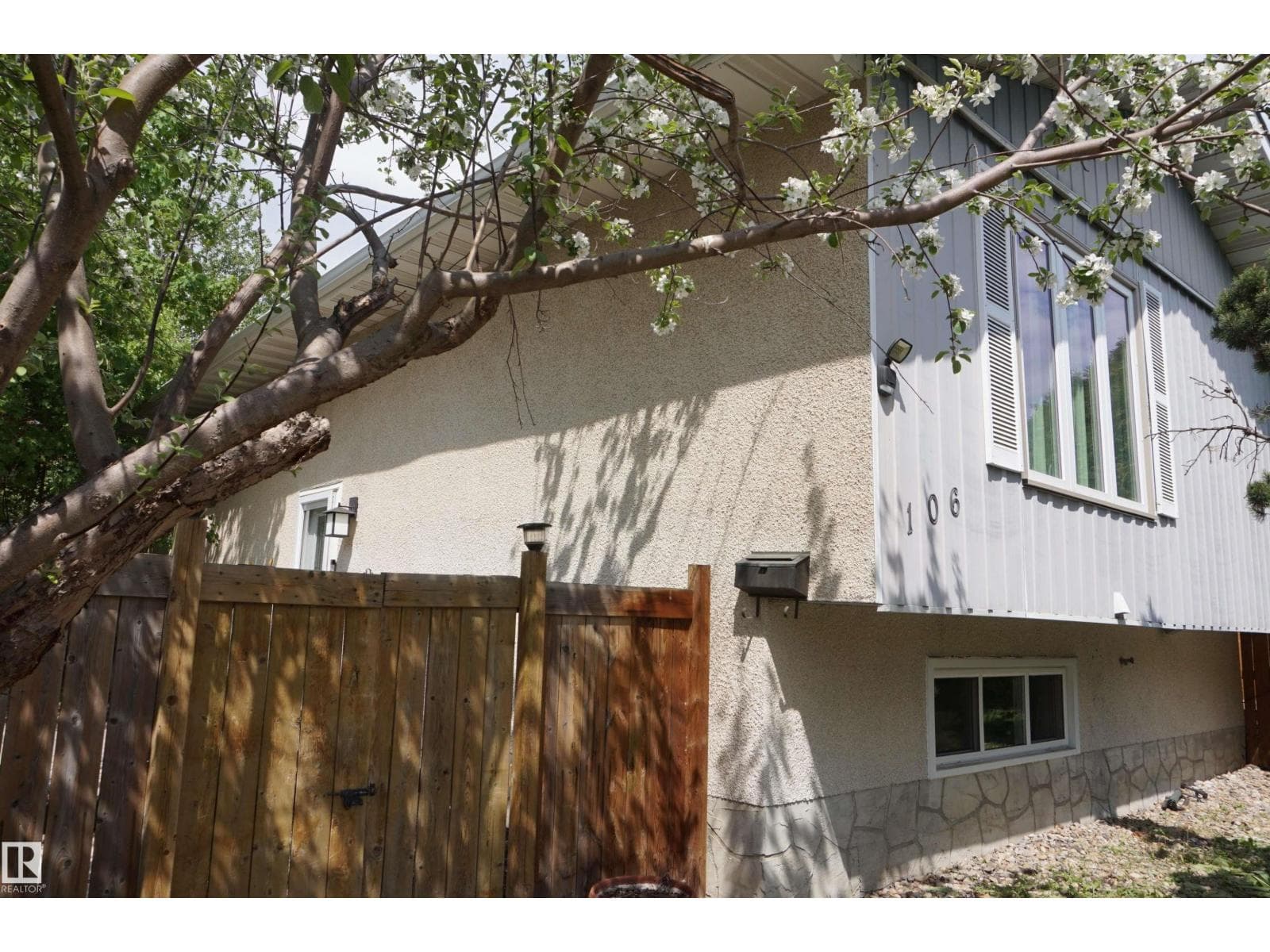 106 GREENGROVE AV — photo 2