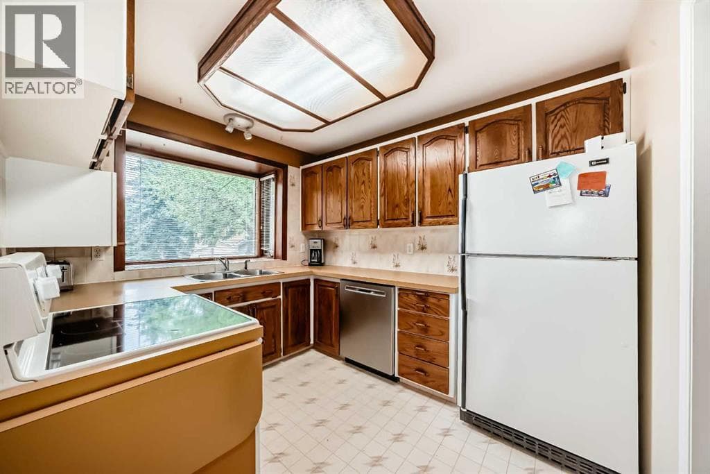 3132 48 Street SW — photo 5