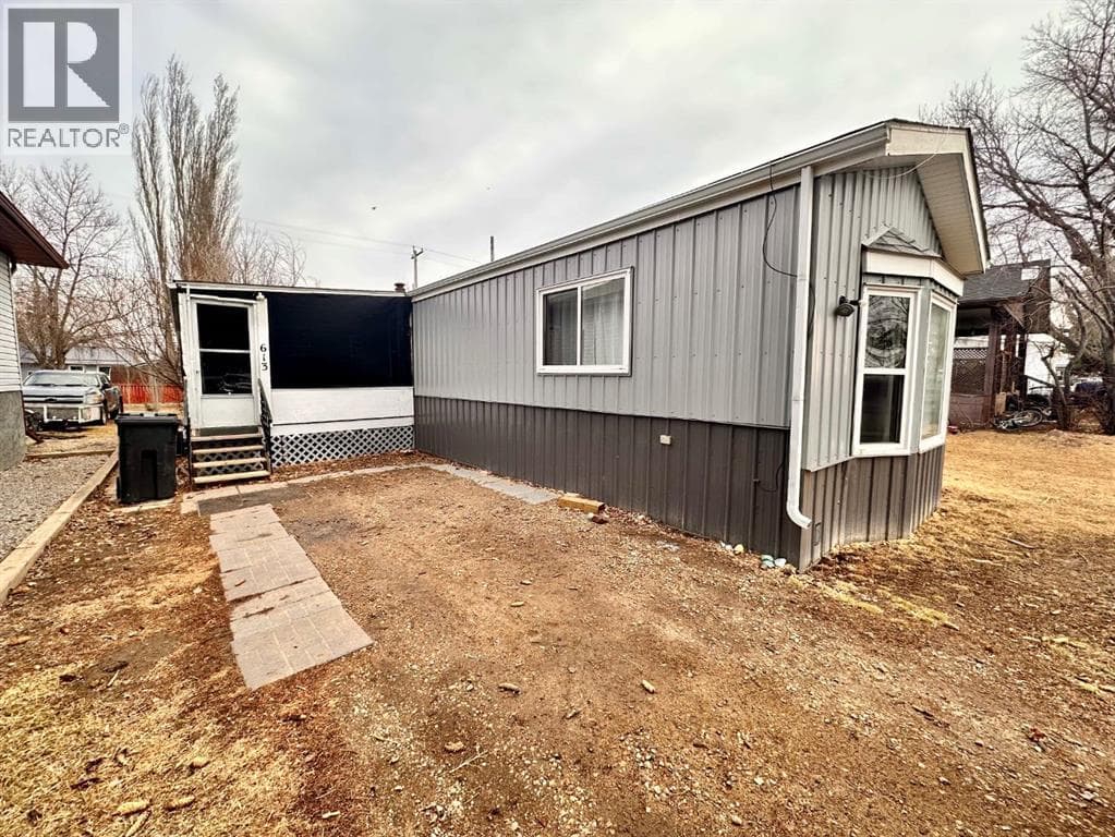613 Iris Street — photo 2