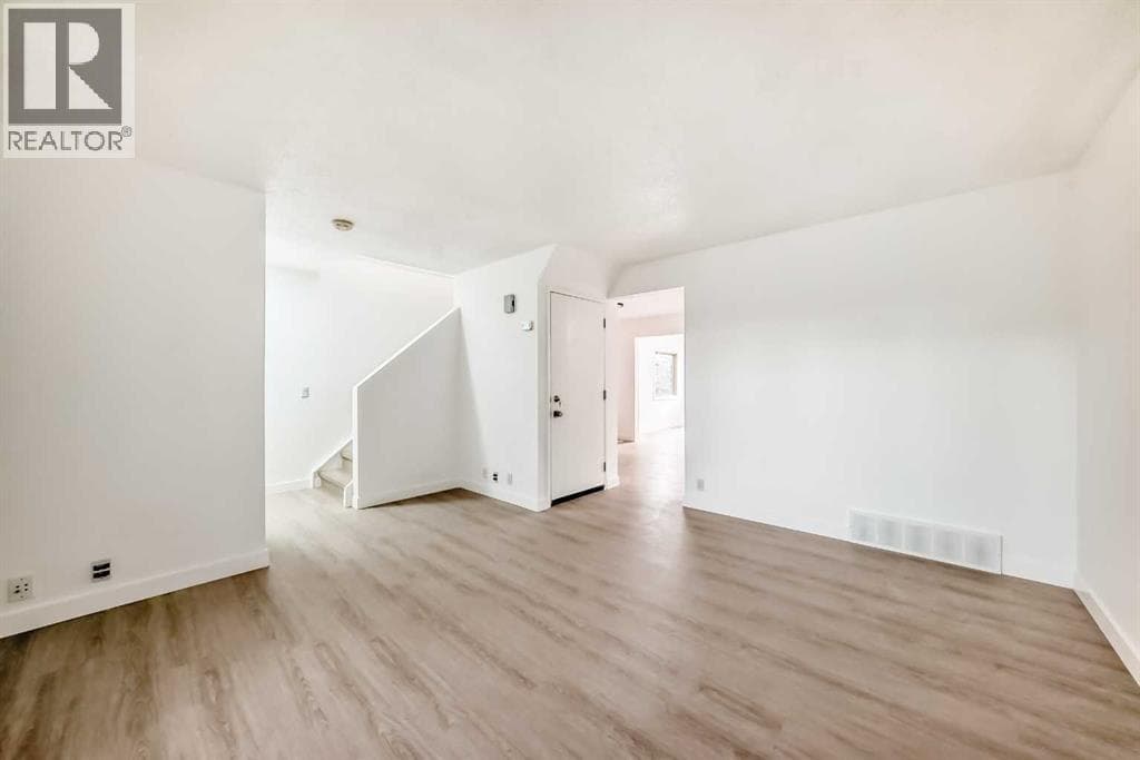4327 38 Street NE — photo 3