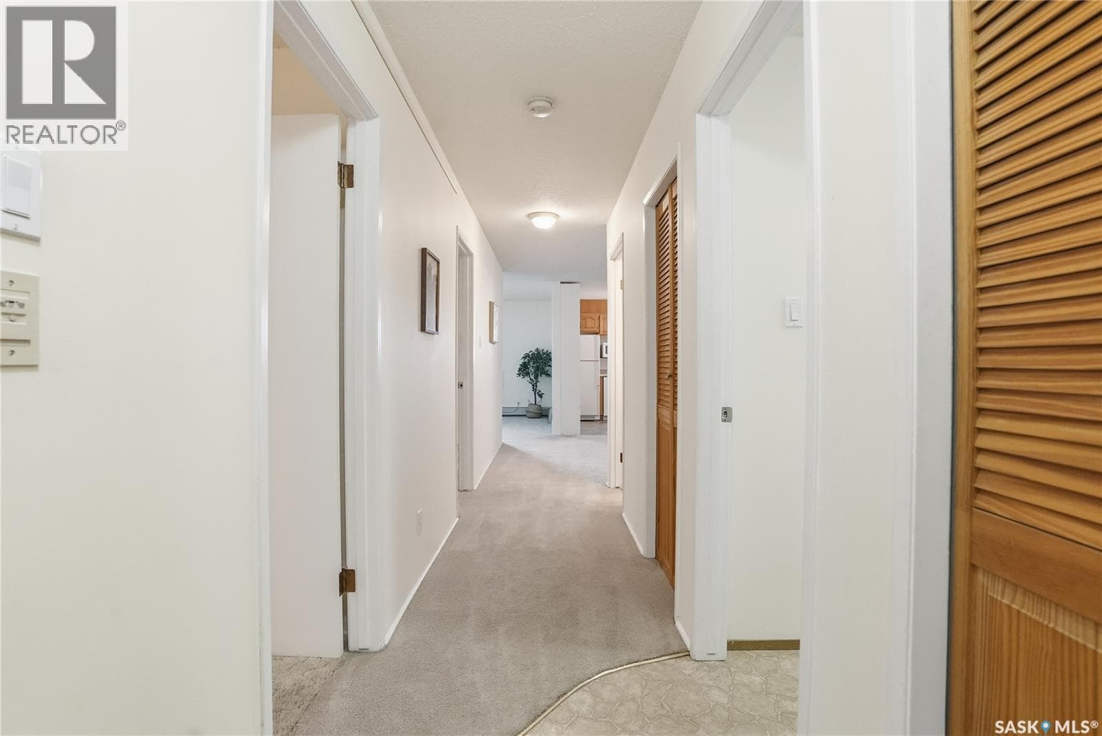 206 3130 Louise STREET — photo 4