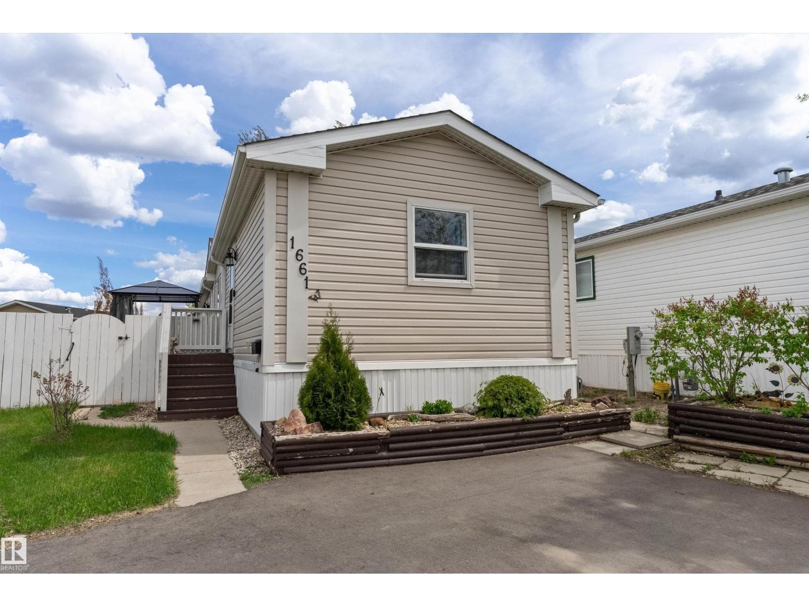 1661 Jubilee Crescent — photo 2