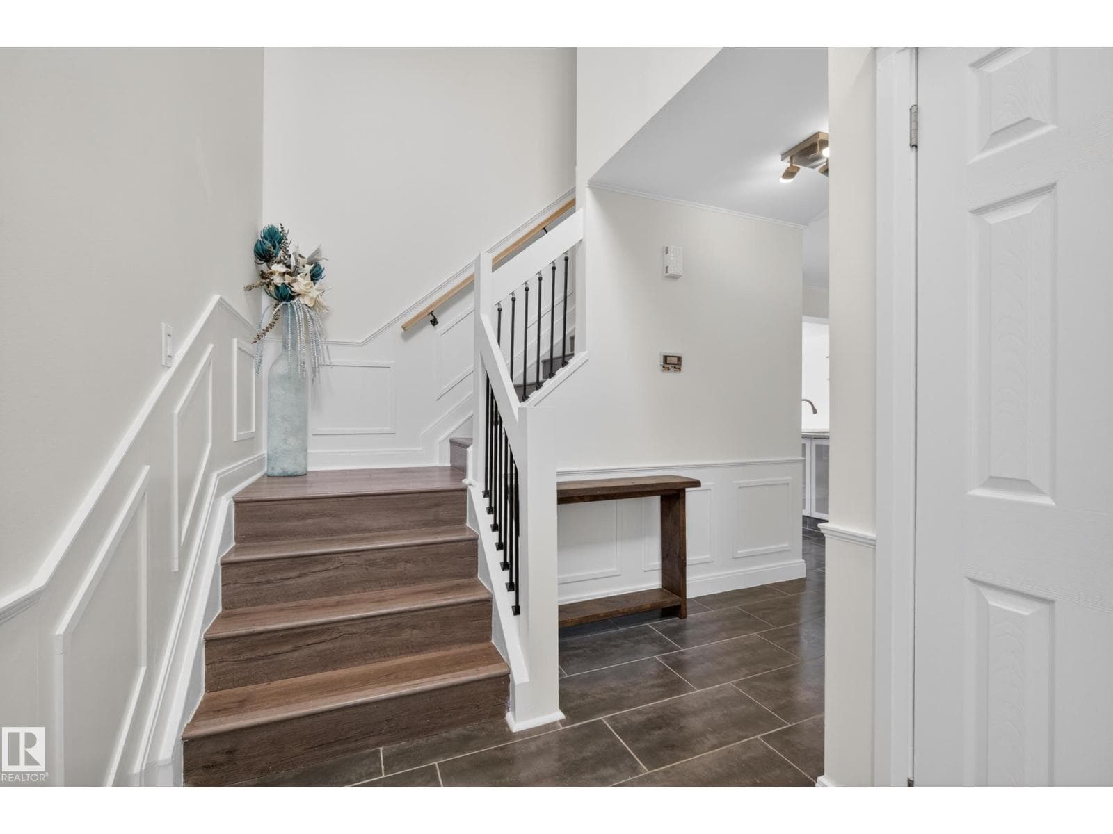 11827 8 AV NW — photo 3