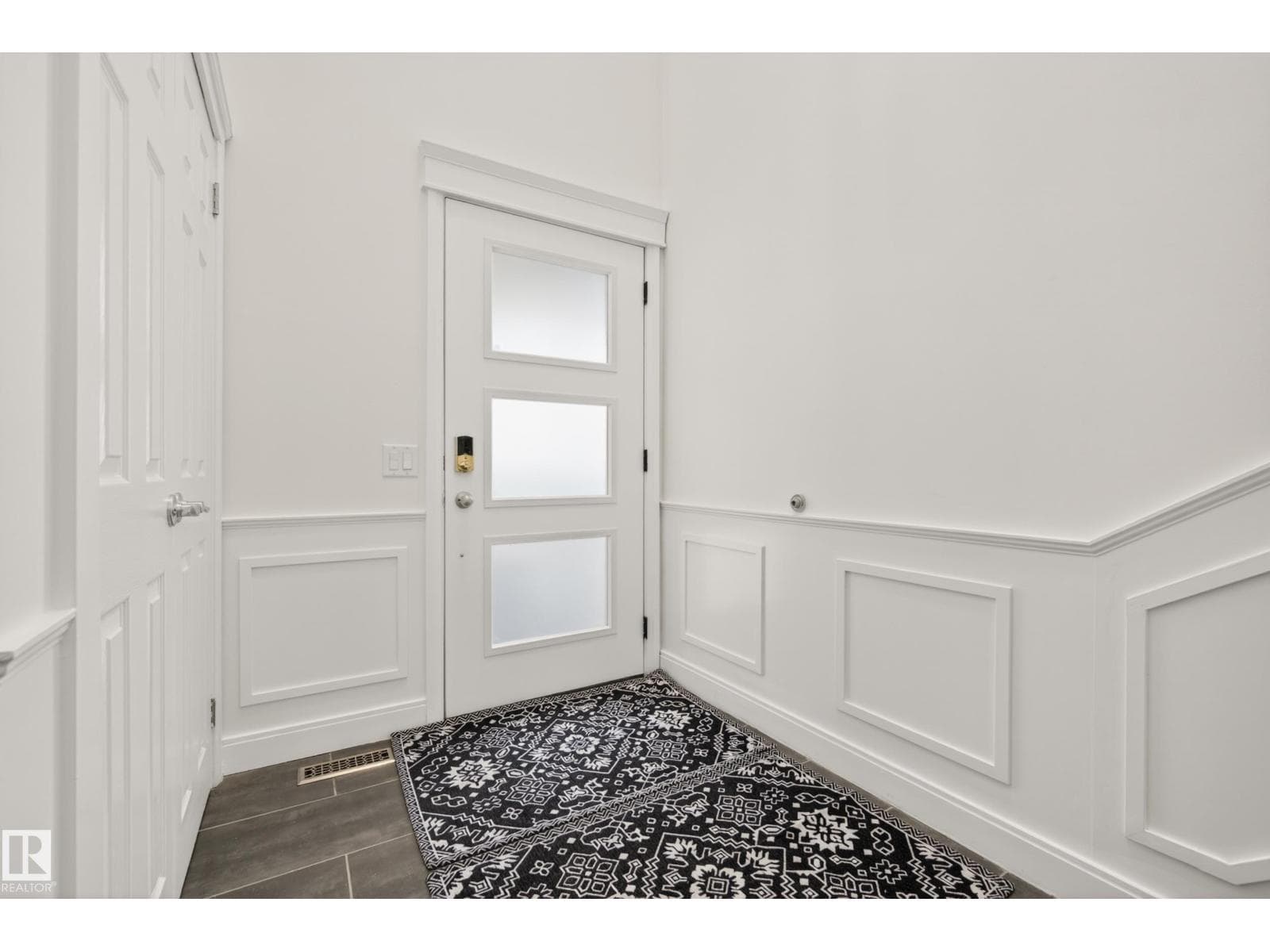 11827 8 AV NW — photo 4