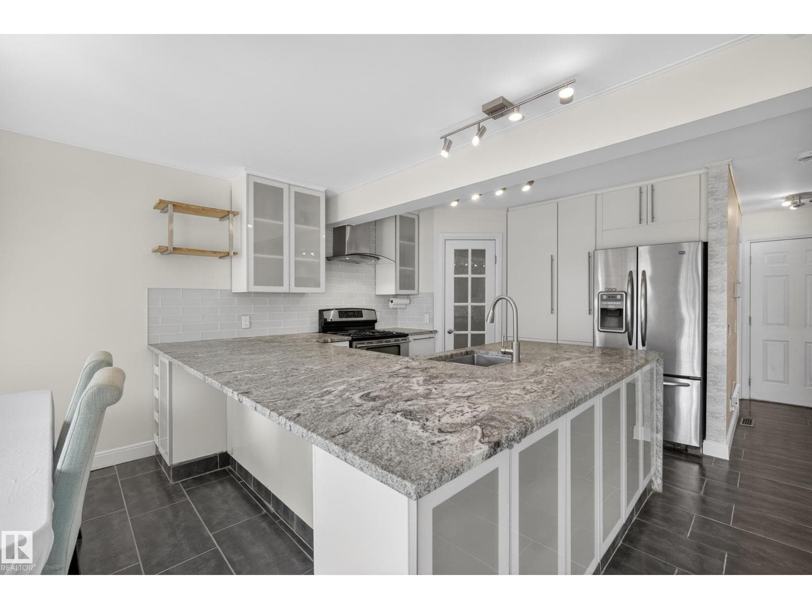 11827 8 AV NW — photo 5