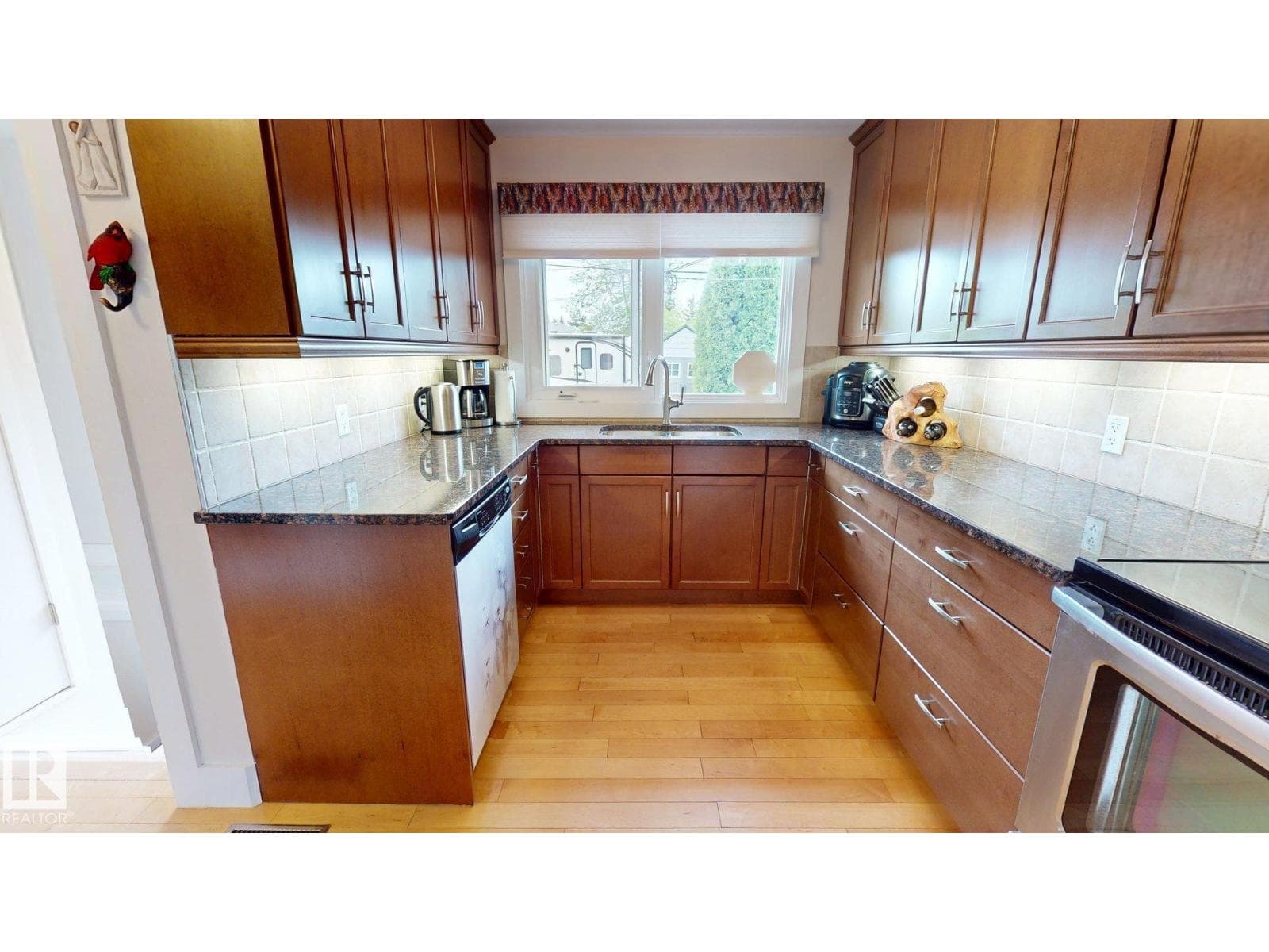 15627 83 AV NW — photo 3