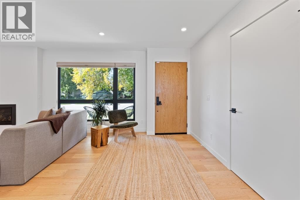 6432 Laurentian Way SW — photo 3
