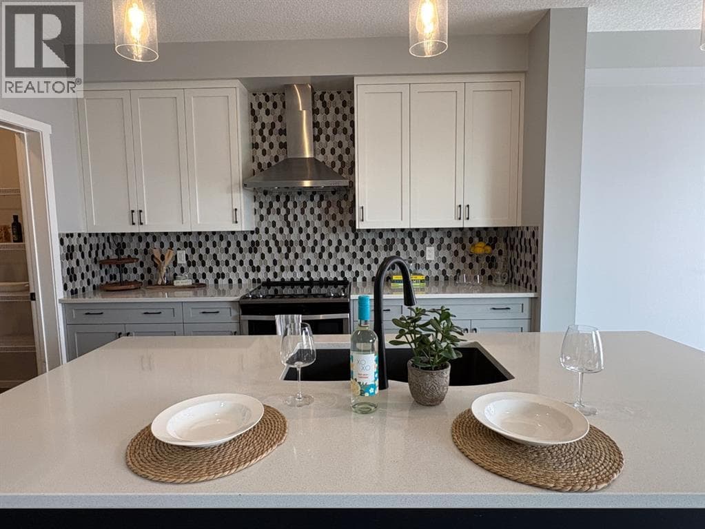 98 Lucas Crescent NW — photo 4