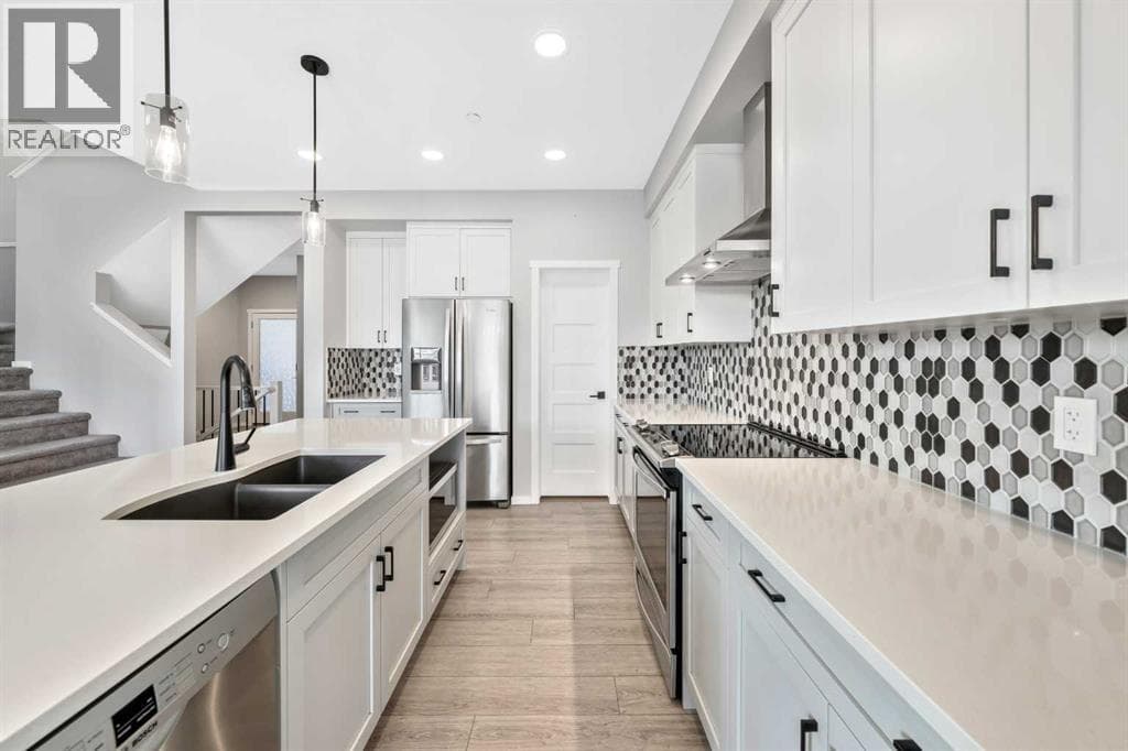 98 Lucas Crescent NW — photo 3