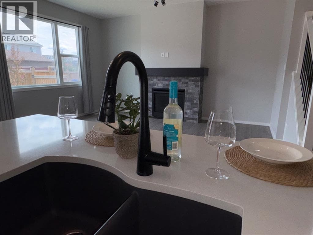 98 Lucas Crescent NW — photo 5