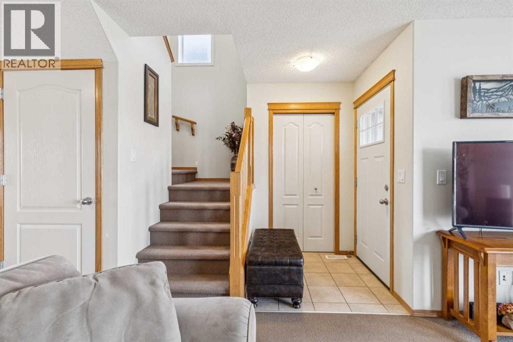 146 Cranberry Close SE — photo 2