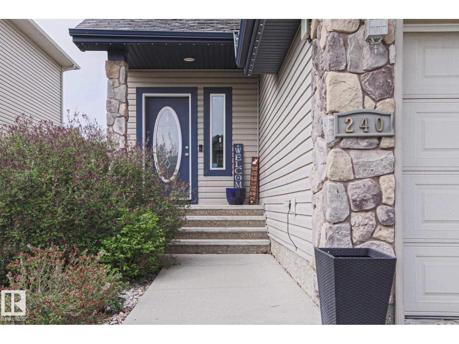 240 HENDERSON LI — photo 2