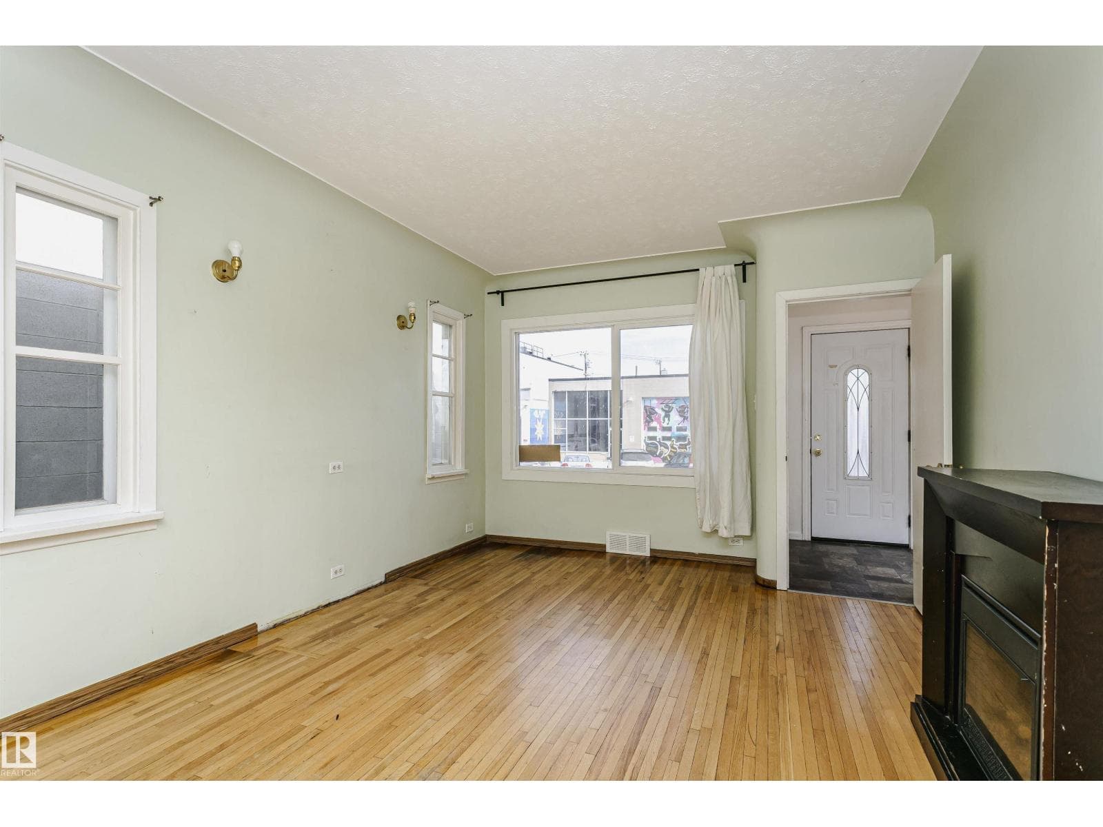 10035 81 AV NW NW — photo 5