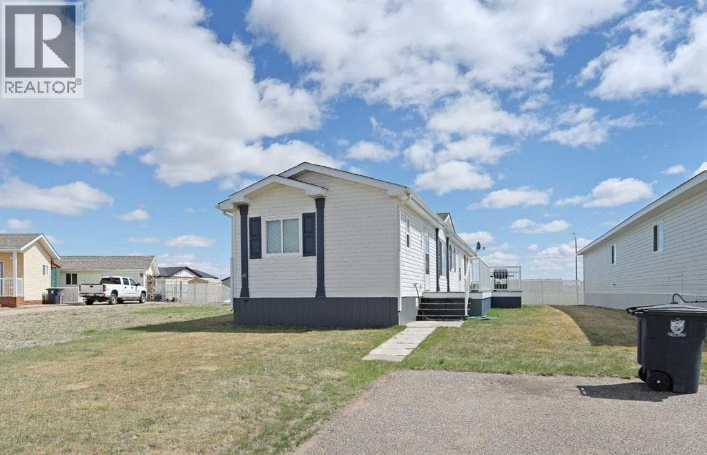 45 Meadowplace Crescent E — photo 2