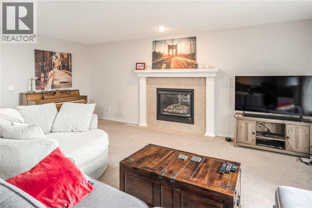 4 Springbank Bay SW — photo 4