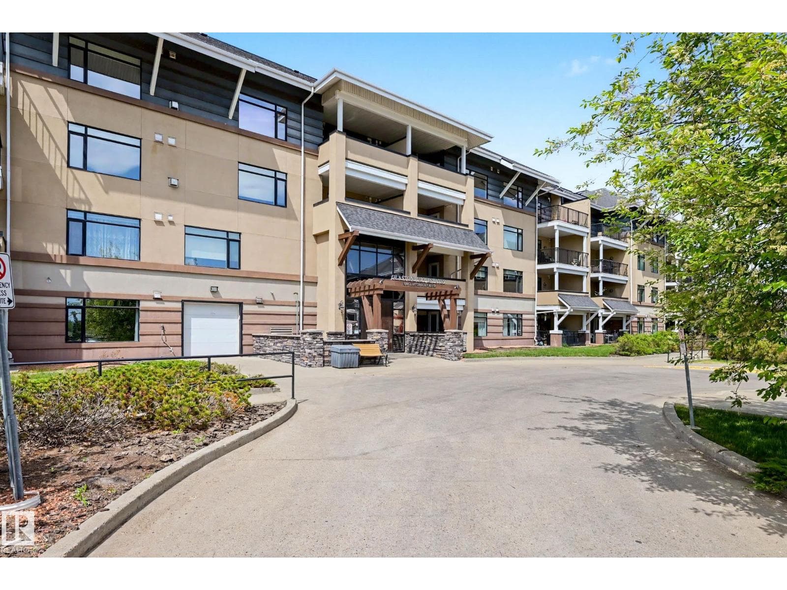 #401 1589 GLASTONBURY BV NW — photo 2