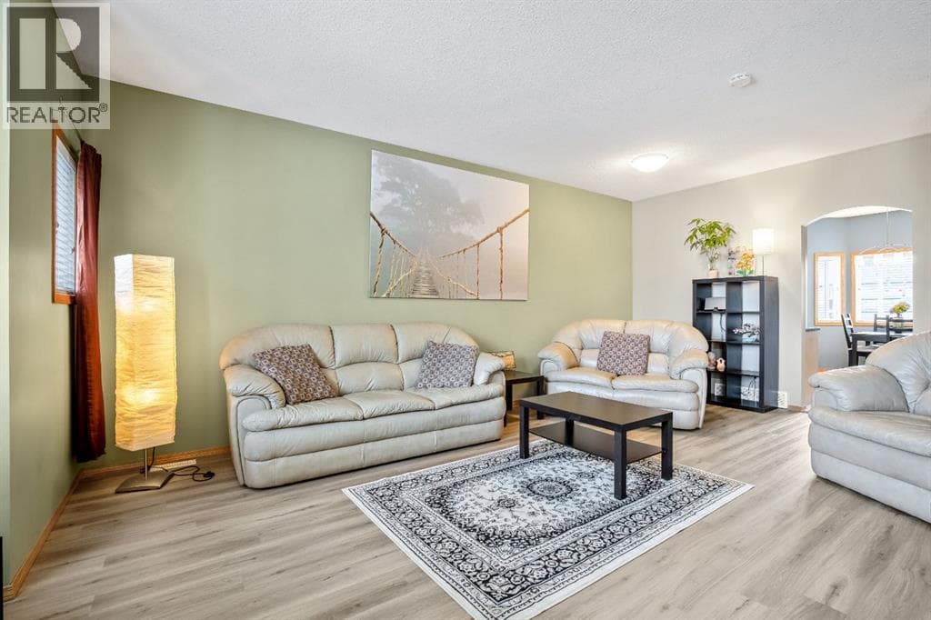 209 Strathcona Circle — photo 3