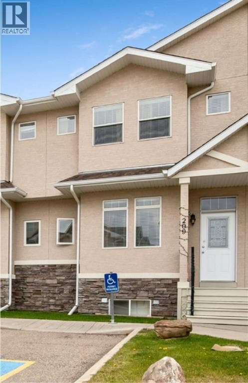 209 Strathcona Circle